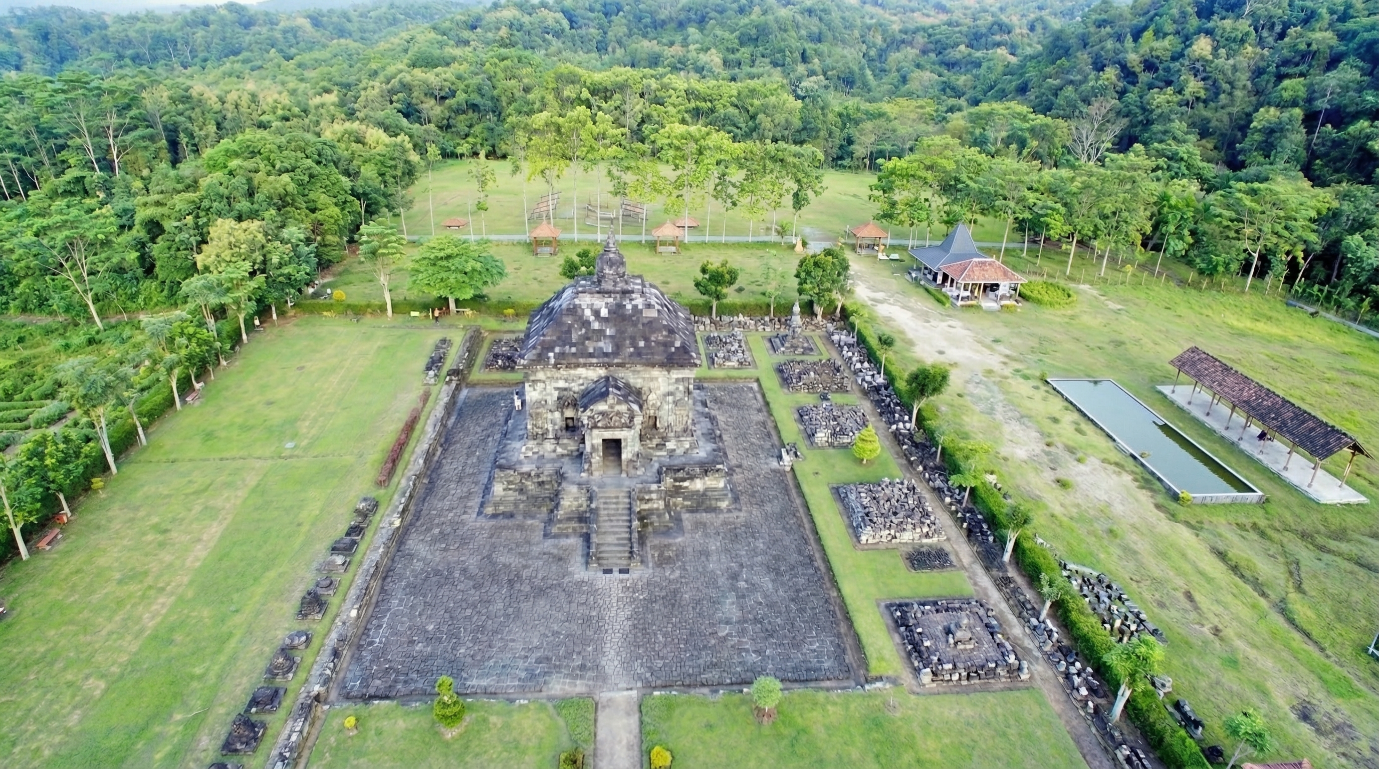 Pemandangan Dusun Cepit dengan latar Candi Banyunibo